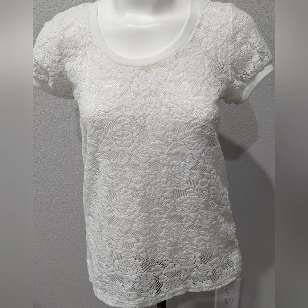 Charlotte Russe white floral stretch shell, XS - Picture 2 of 8